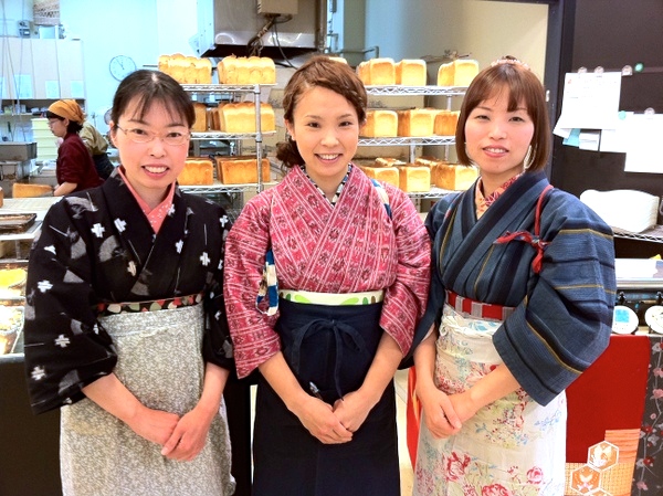 接客が着物のパン屋って、日本中探してもウチだけでしょうね～