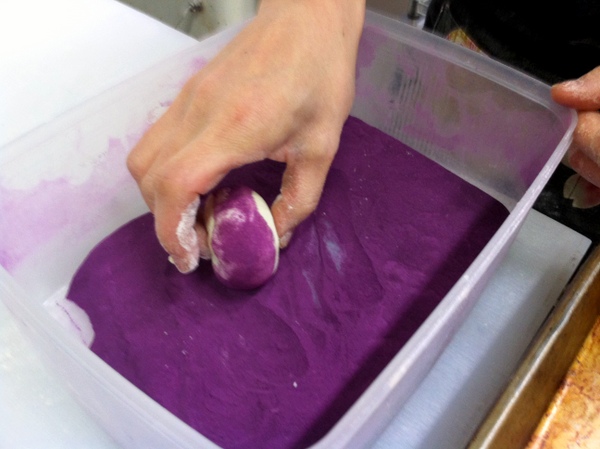紫いものパウダーを横っちょにつけます。この紫の色、天然の色なんですよ～