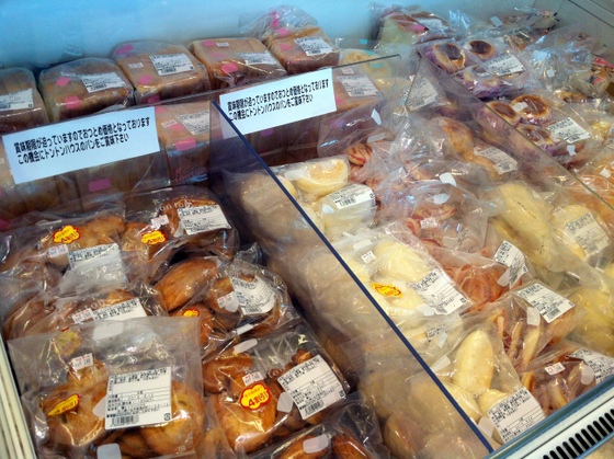 レジの前の一番いい場所に、ウチのパンがいっぱいの冷凍庫が！