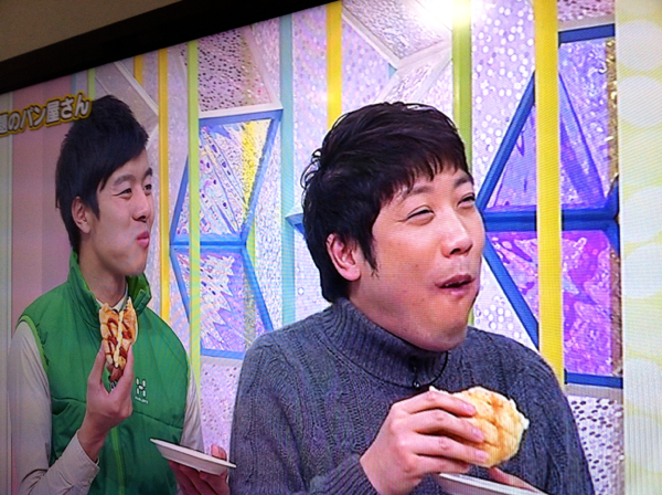 稲垣アナウンサーと上野アナウンサーがウチのメロンパンとウインナーパンを！