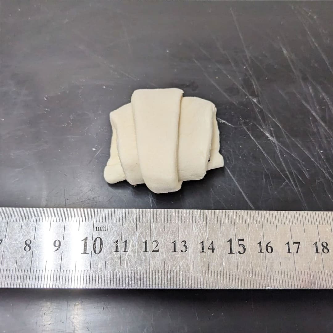 チョコクロワッサン成型生地 | 冷凍パン生地のtonton