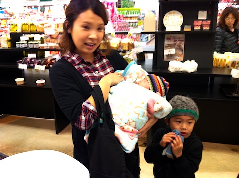 お正月、生まれる寸前まで接客をしてくれてたアサコちゃんが赤ちゃんをお披露目に来てくれました。