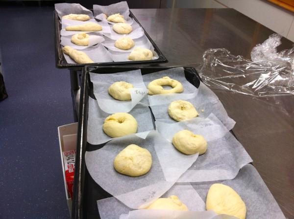 天板に並べて3時間発酵するも、あまりの寒さにパンが膨らまず・・・